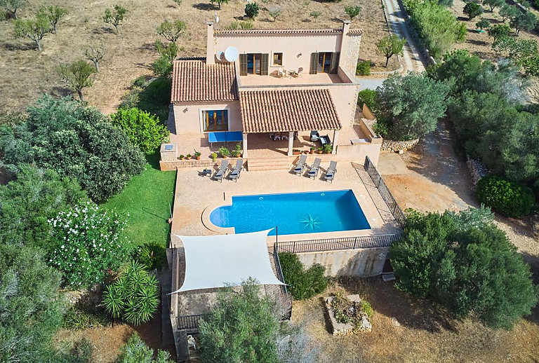 Luftaufnahme der Finca mit Poolbereich