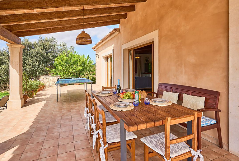 Terrasse mit Tischtennisplatte und Esstisch