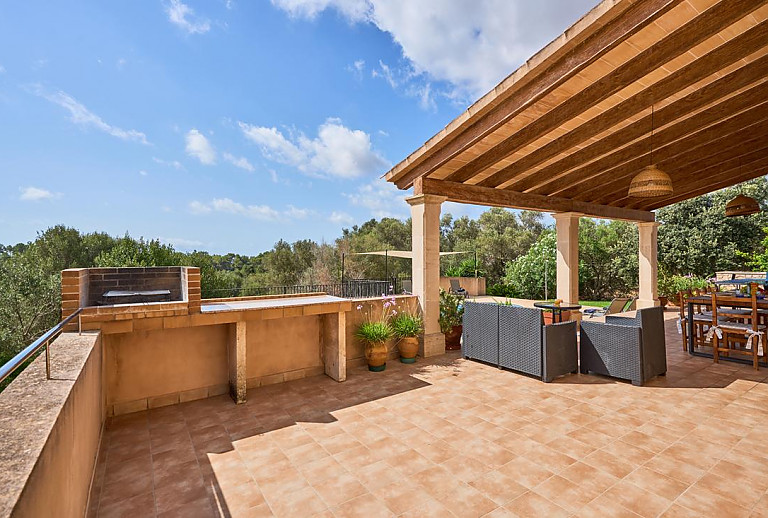 Terrasse mit Loungmöbeln und Topfpflanzen