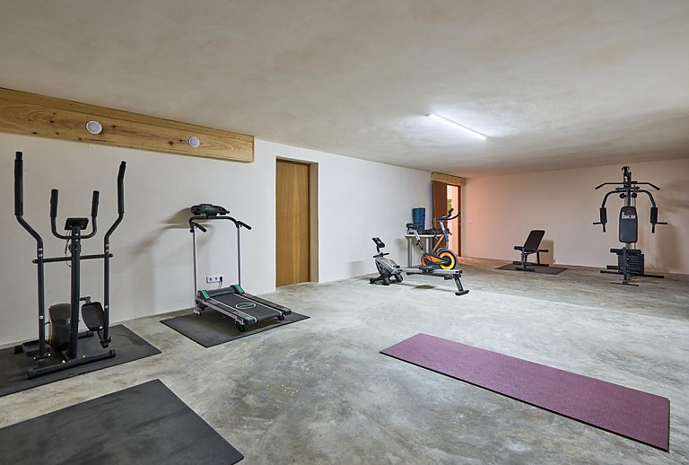 Fitnessraum mit Geräten