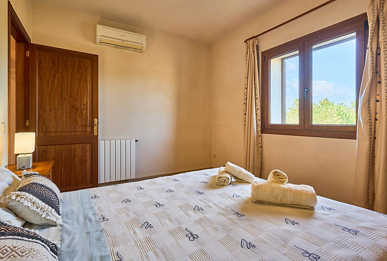 Schlafzimmer mit Doppelbett und Klimaanlage