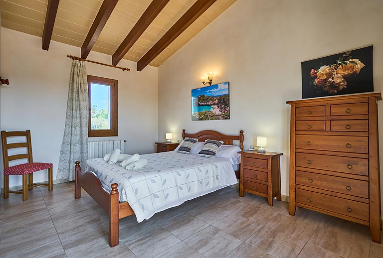 Schlafzimmer mit Doppelbett und Kommode