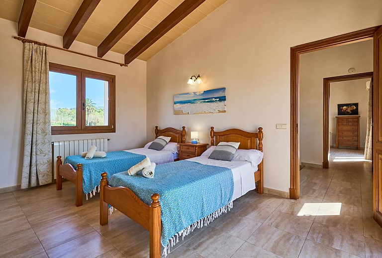 Schlafzimmer mit Einzelbetten und Fenster