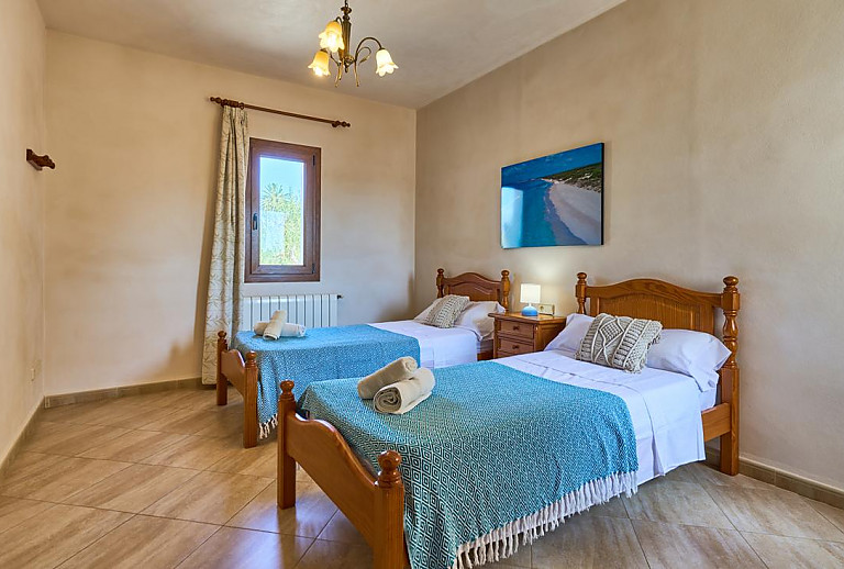 Schlafzimmer mit Einzelbetten und Wandbild
