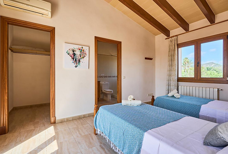 Schlafzimmer mit Einzelbetten und Klimaanlage