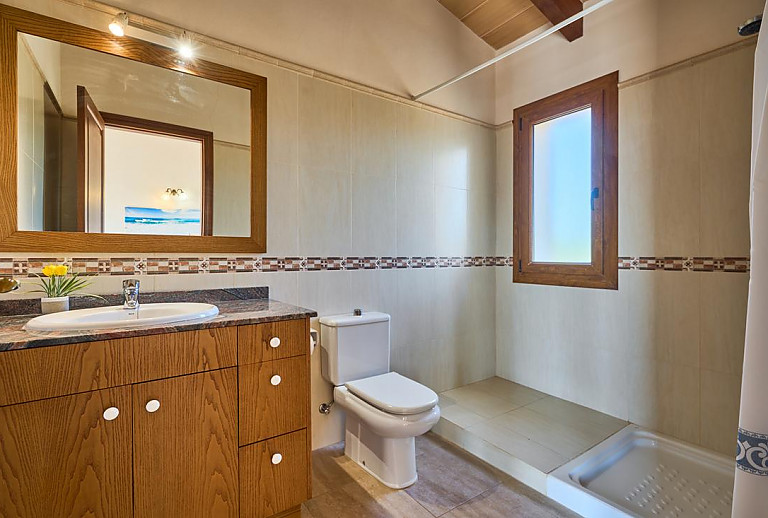 Dusche und WC im Badezimmer
