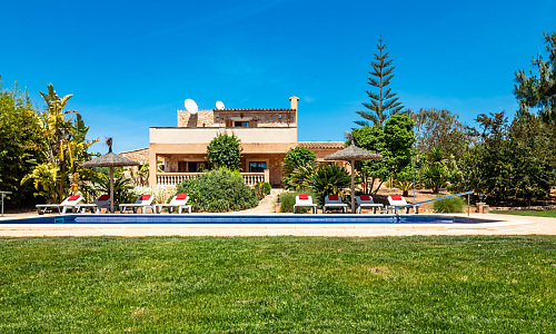 Poolbereich mit Rasenfläche vor der Finca