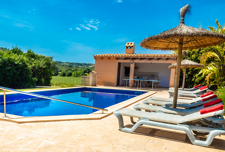 Pool mit Sonnenliegen und Tischtennisplatte