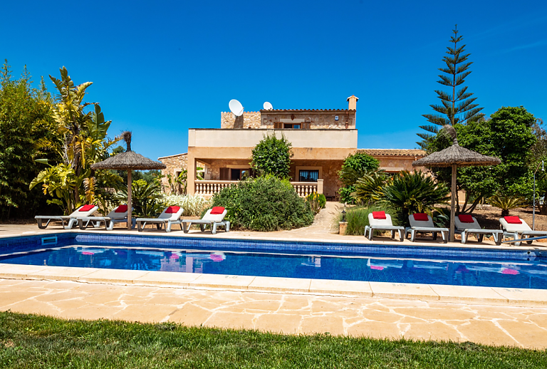 Sonnenliegen und Sonnenschirm am Pool