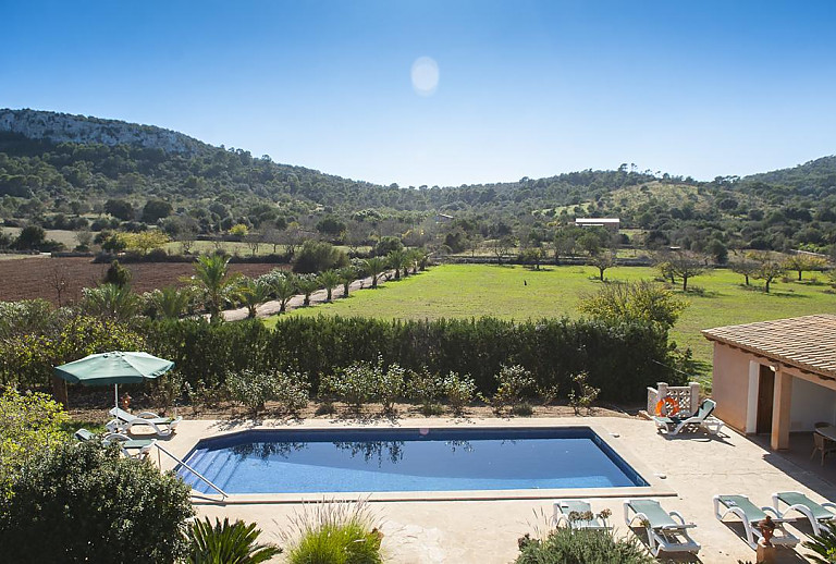 Blick über den Pool und die umliegende Landschaft