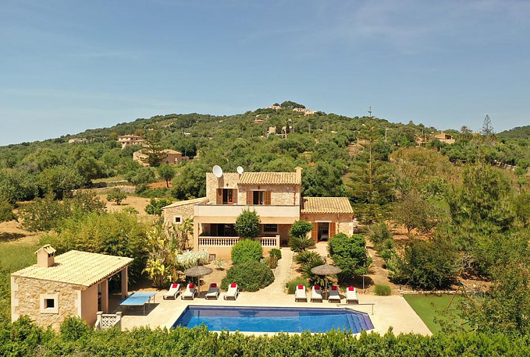 Luftaufnahme vom Grundstück mit Pool und Finca