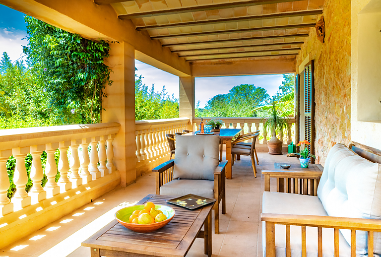 Terrasse mit Vordach und Gartenmöbeln