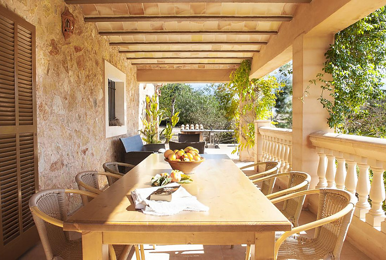 Terrasse mit Vordach und Esstisch