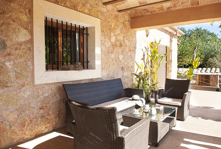 Terrasse mit Loungemöbeln im Schatten