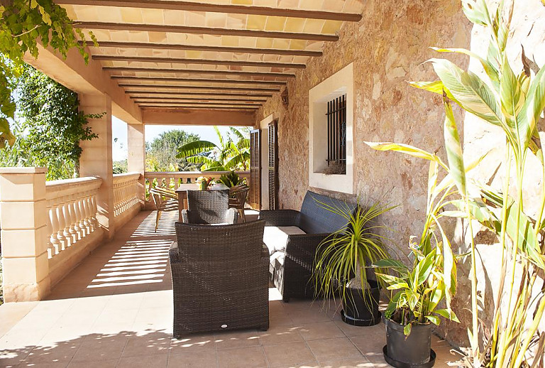 Terrasse und Couch und Gartenmöbeln
