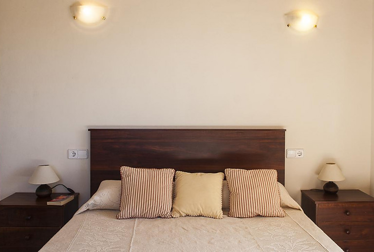 Schlafzimmer mit Doppelbett und Nachttisch