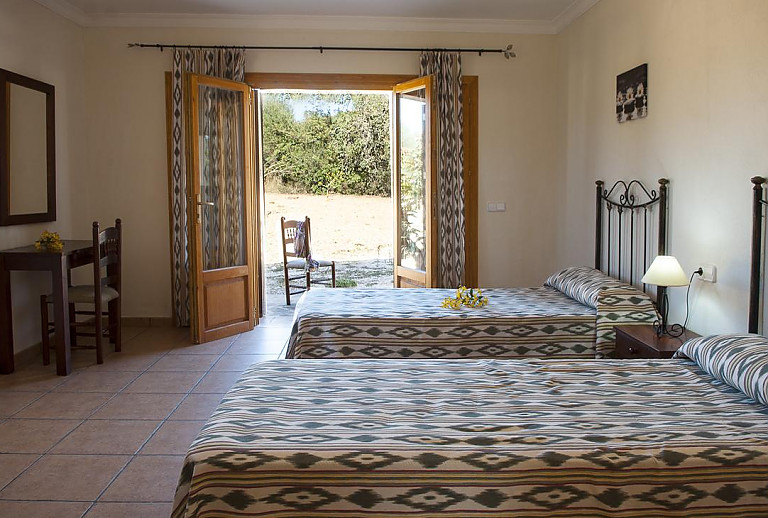 Schlafzimmer mit Einzelbetten und Spiegel