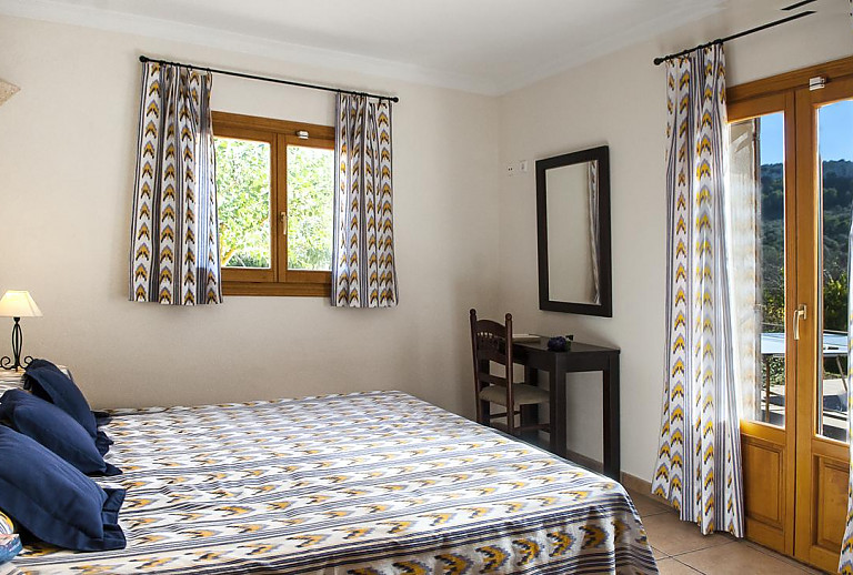 Schlafzimmer mit Doppelbett und Fenster