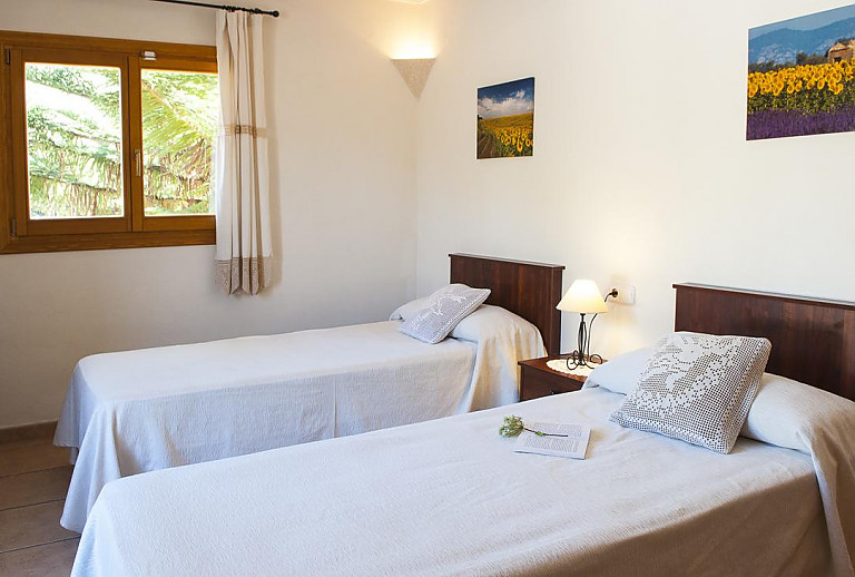 Schlafzimmer mit Einzelbetten und Fenster