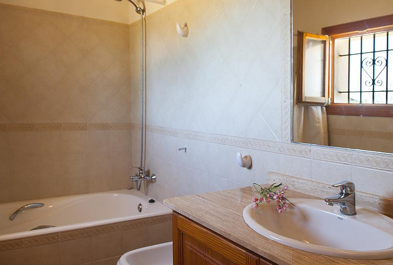 Badezimmer mit Wanne und Waschbecken