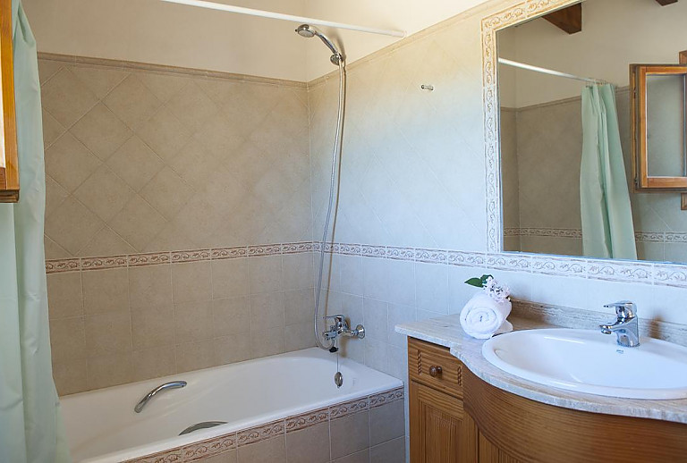 Bad mit Wanne und Spiegel
