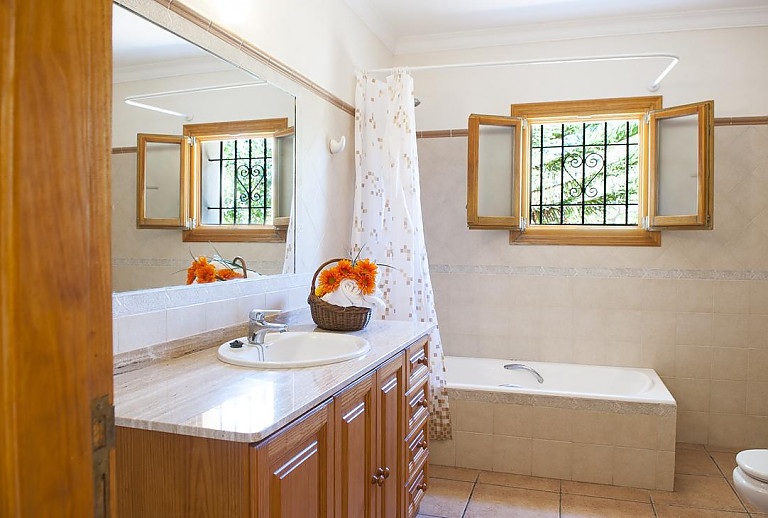 Wanne im Badezimmer mit Fenster