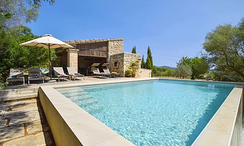 Finca mit Garten Rasen und Pool 