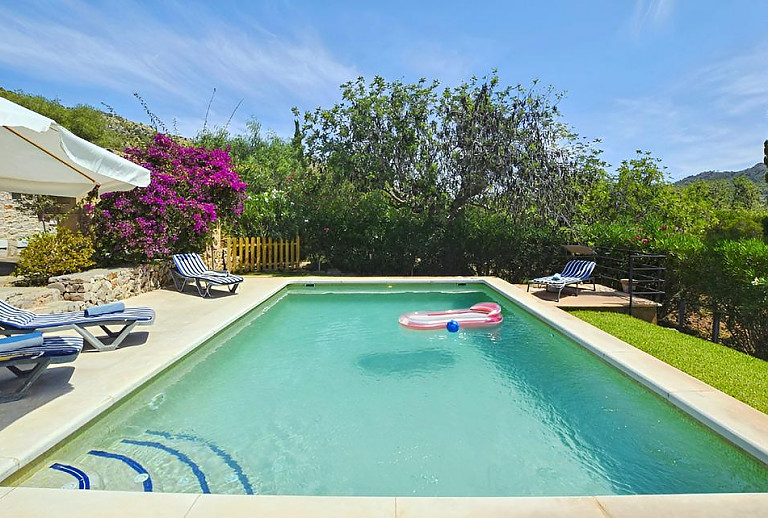 Sonnenliegen am Pool im Garten