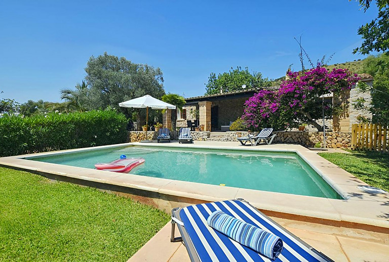 Sonnenschirm und Sonnenliegen am Pool