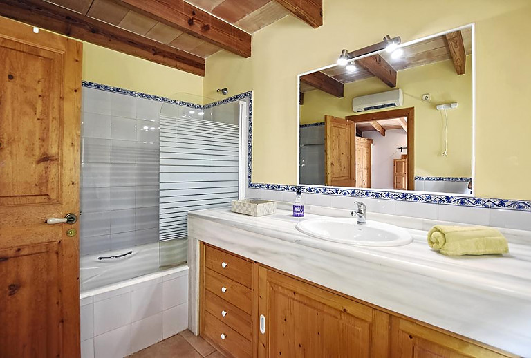 Badezimmer mit Wanne und Waschtisch