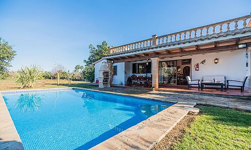 Garten mit Rasen und Pool