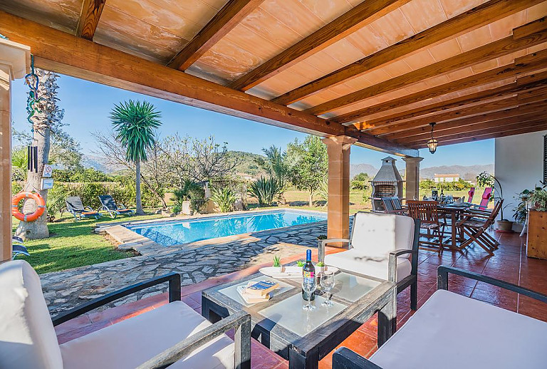 Terrasse mit Vordach und Poolblick