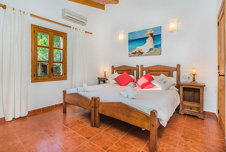 Schlafzimmer mit Einzelbetten und Wandbild