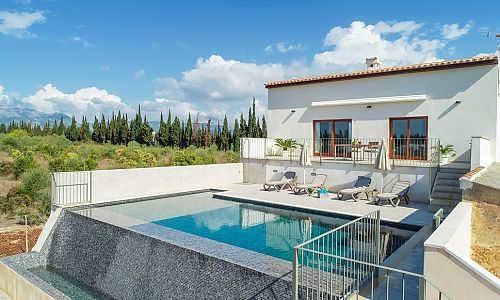 Finca mit Poolterrasse und Sonnenliegen