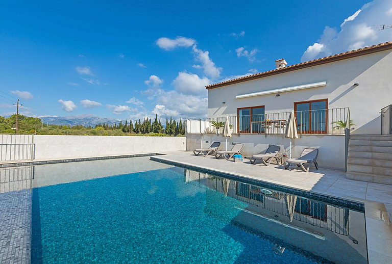 Poolbereich mit Blick über die Landschaft