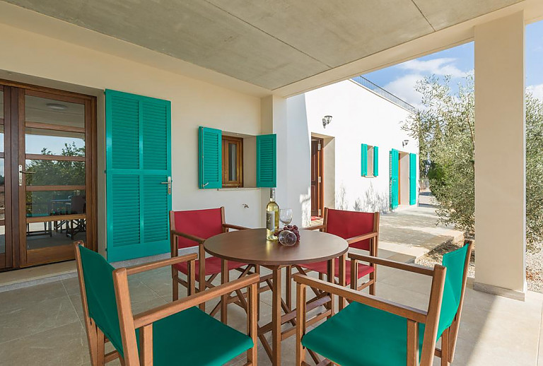 Terrasse mit Tisch und Stühlen