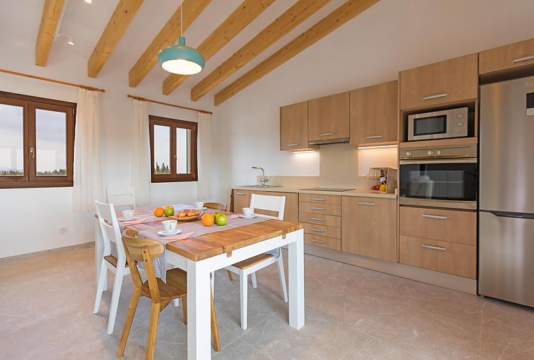 Küche mit Tisch und Stühlen