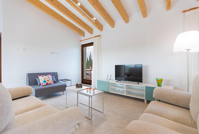 Wohnzimmer mit Zugang zur Terrasse