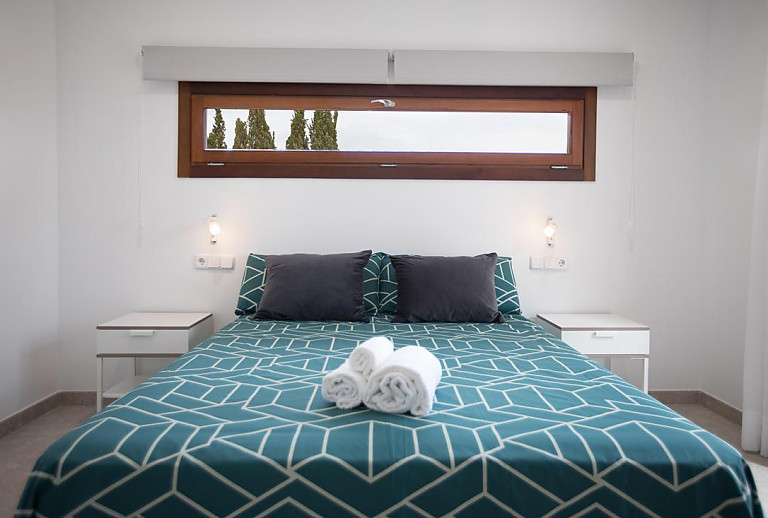 Schlafzimmer mit Doppelbett und Nachttischen