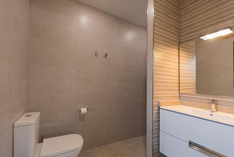 Badezimmer mit Dusche und WC