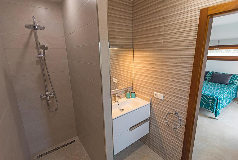 Bad mit Dusche und Waschbecken