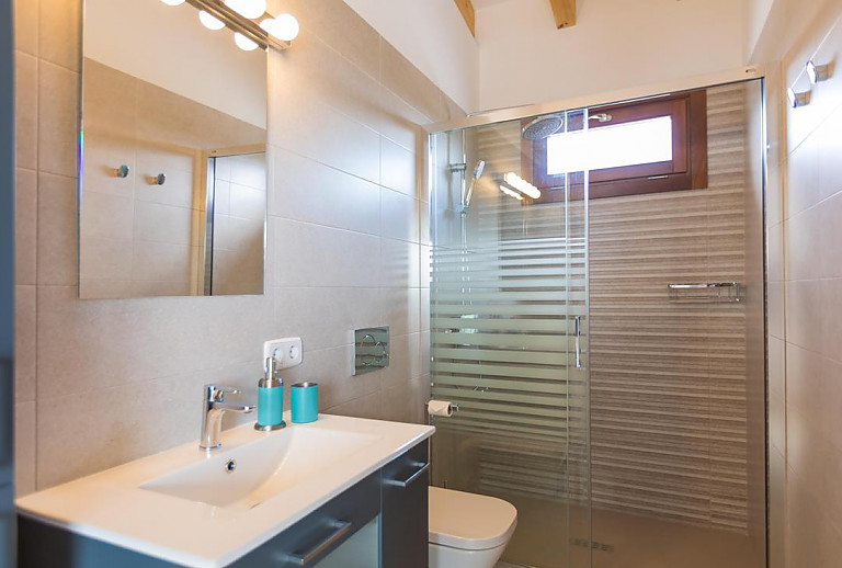 Bad mit Dusche und Fenster