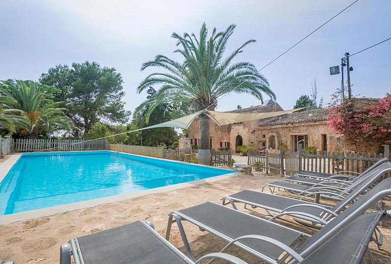 Poolliegen und Sonnensegel am Poolbereich