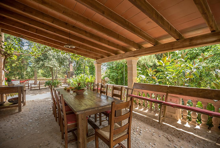 Terrasse mit Vordach und Esstisch