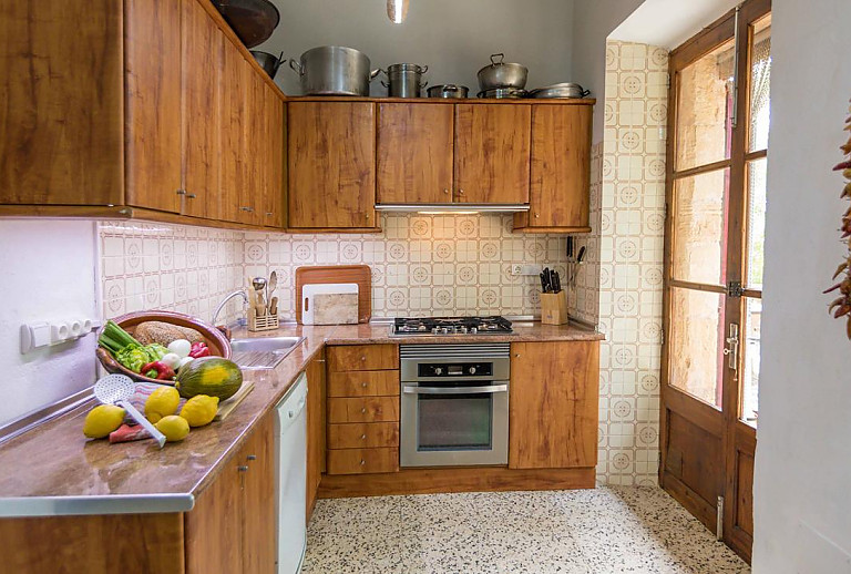 Küche mit Herd und Geschirrspüler