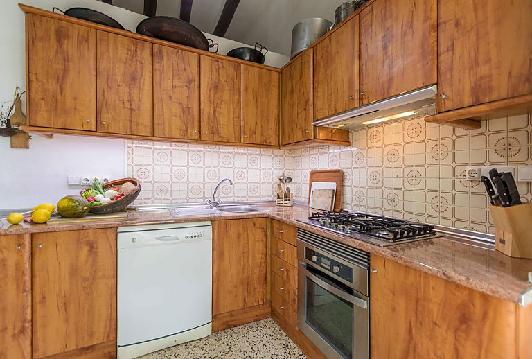 Küche mit Spüle und Gasherd