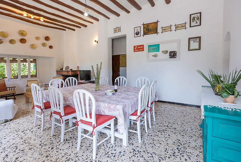 Essbereich mit Tisch und Stühlen