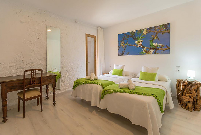 Schlafzimmer mit Einzelbetten und Schreibtisch