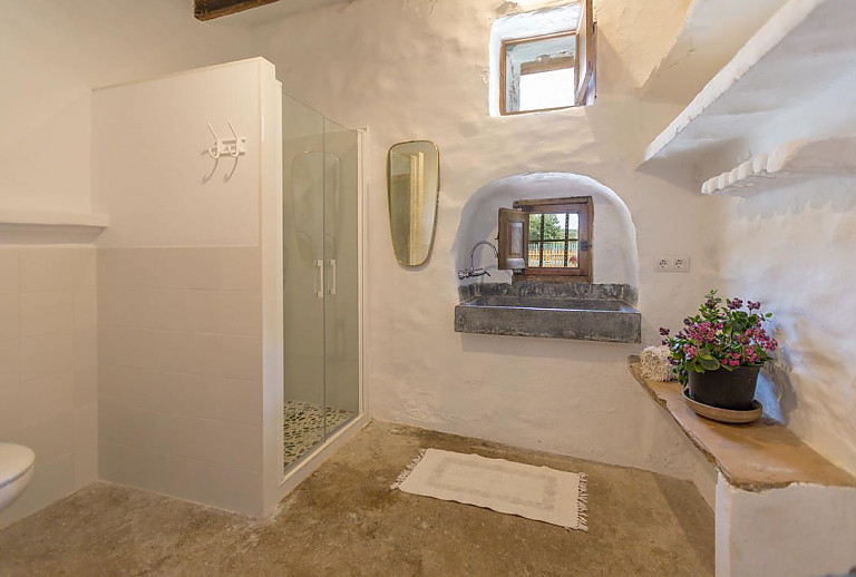 Bad mit Dusche und WC