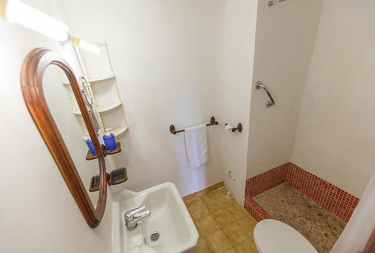 Bad mit Waschbecken und Dusche